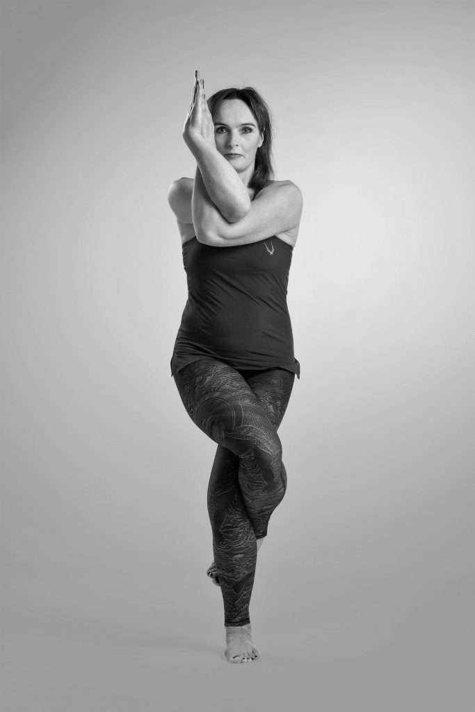Joyce van SensZenjoy yogahouding Garudasana - SensZenjoy - SensZenjoy Joyce van SensZenjoy in een rustige yogahouding tijdens een mindful practice.